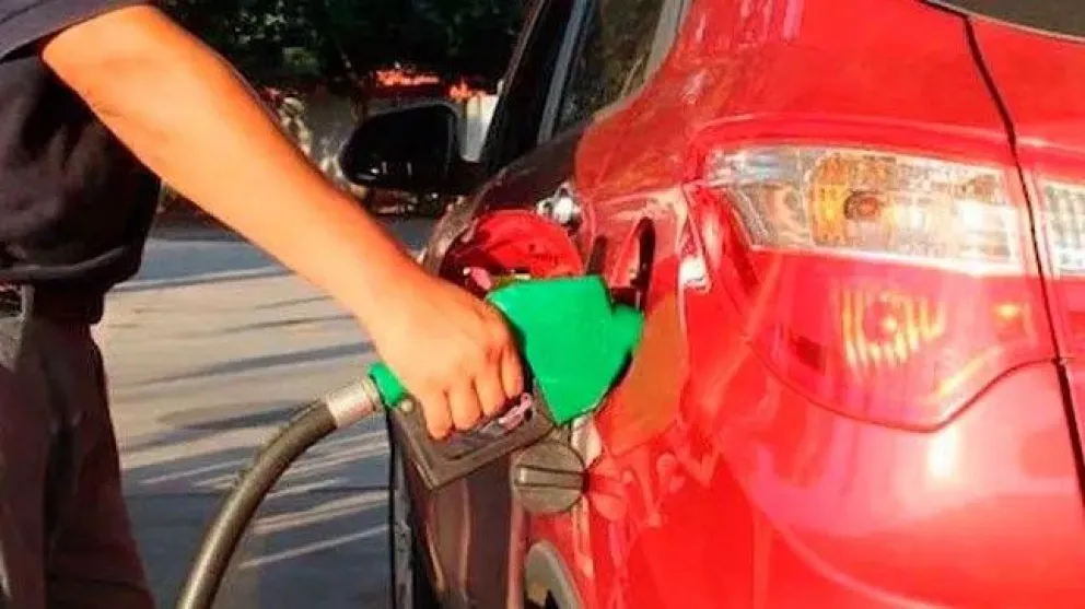 Un vehículo carga combustible en una estación de servicio. Foto: Montero Noticias