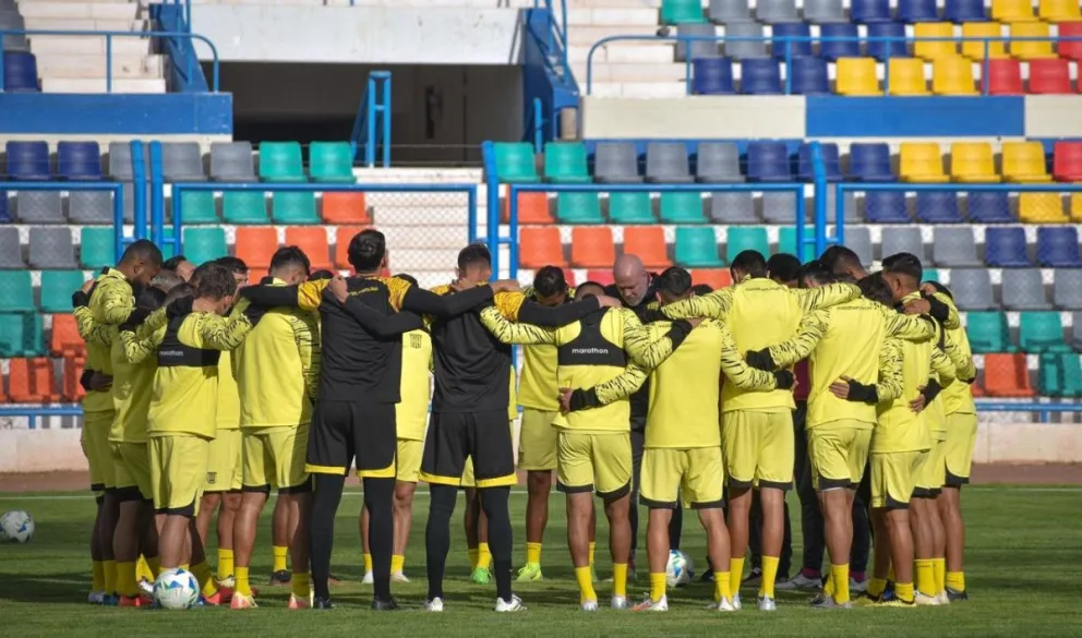 El plantel de The Strongest en el inicio del entrenamiento de este viernes en Juliaca. Foto: The Strongest.