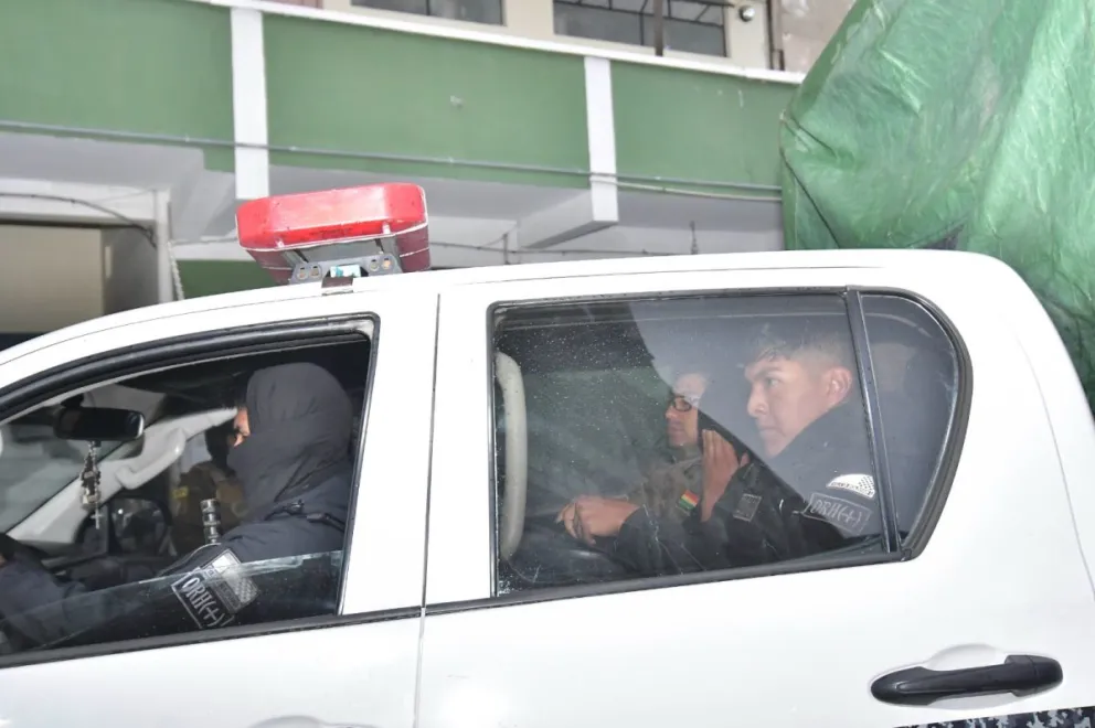 La Policía traslada a los detenidos por el caso de extorsión y robo. Foto: APG