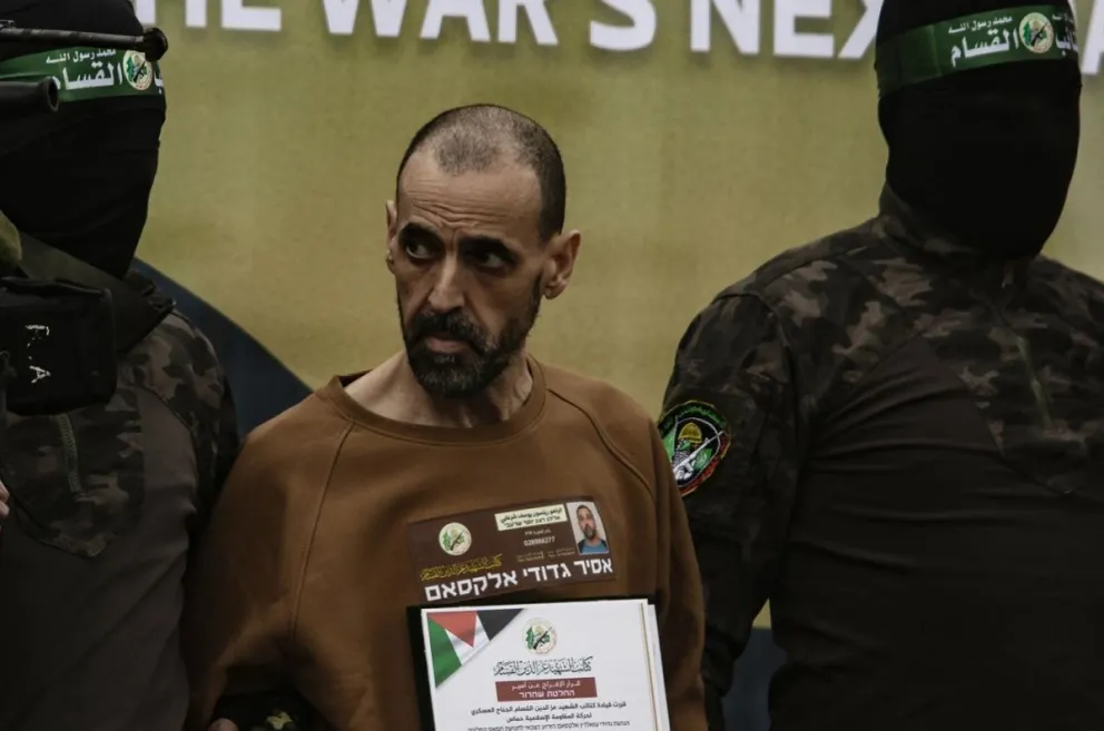 El rehén israelí Eli Sharabi antes de ser entregado por milicianos de Hamás a un equipo de la Cruz Roja en Gaza. Foto: EFE