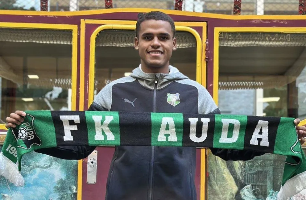 Monteiro con los colores de su nuevo club. Foto: FK Auda.