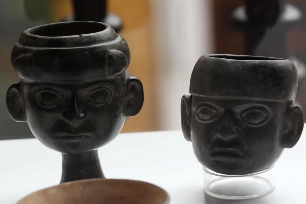 Cerámicos Mochica presentados este viernes en la sede de la Cancillería, en Lima (Perú). Foto: EFE/ Paolo Aguilar