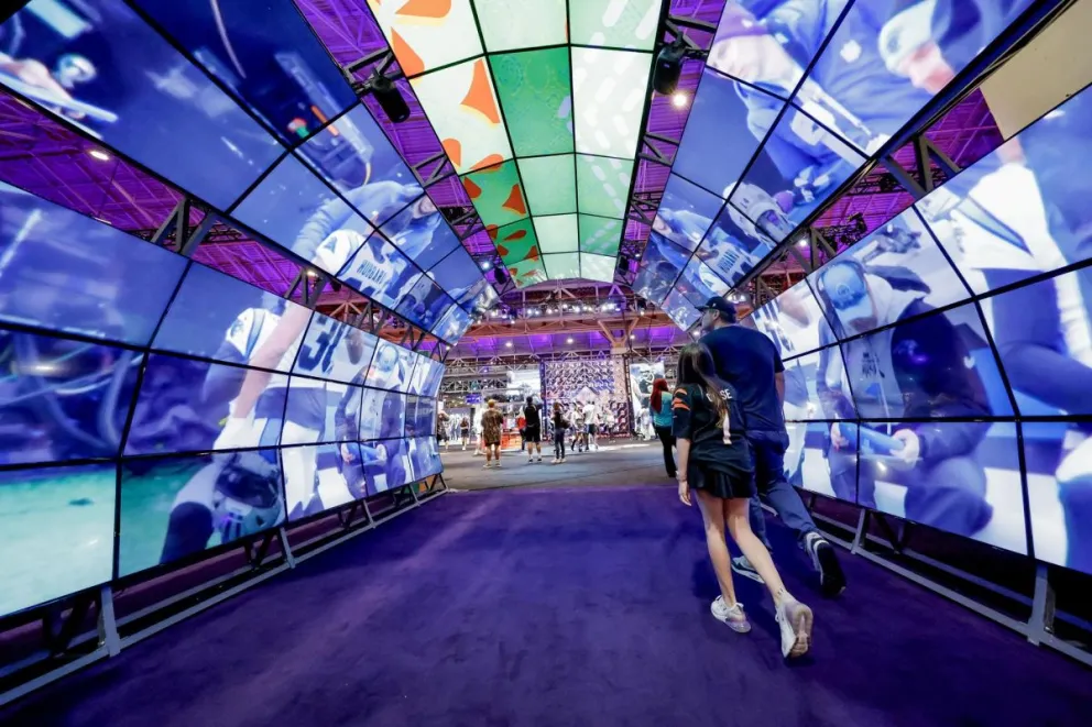 El túnel de la 'NFL Experience', que ofrece a los aficionados experiencias especiales para todo tipo de edades. Foto: EFE.