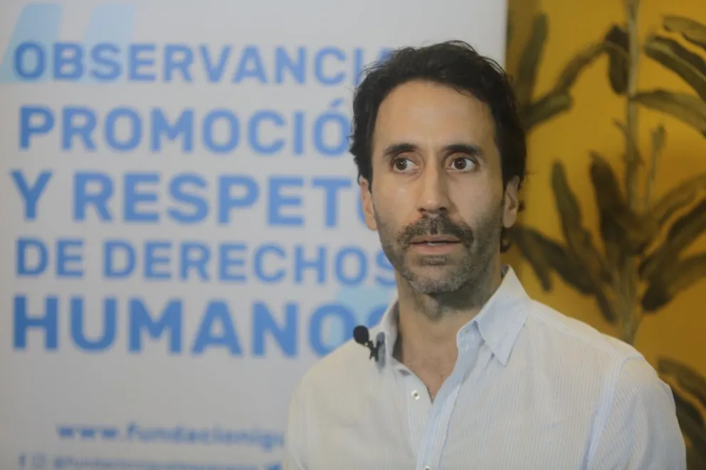 El presidente de la Fundación Iguales, Iván Chanis, habla durante una entrevista, en Ciudad de Panamá. Foto: EFE