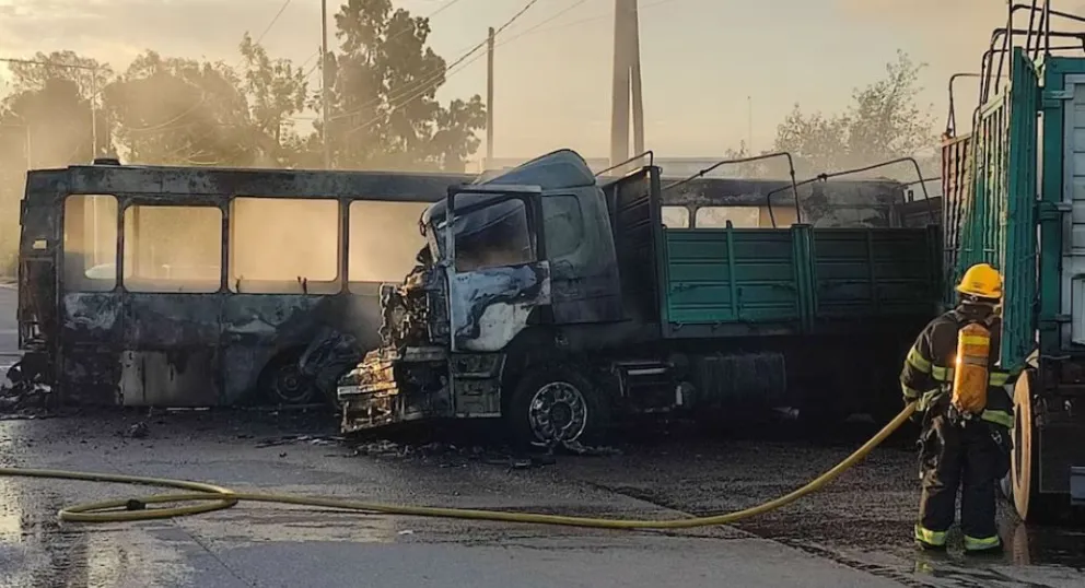 Así quedaron los restos del micro y el camión que chocaron esta tarde. Foto: X: @PerezDel2000