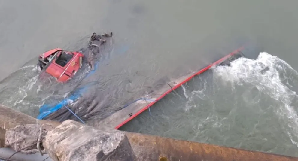 El camión luego de caer al río Chimoré. Foto: Red Uno