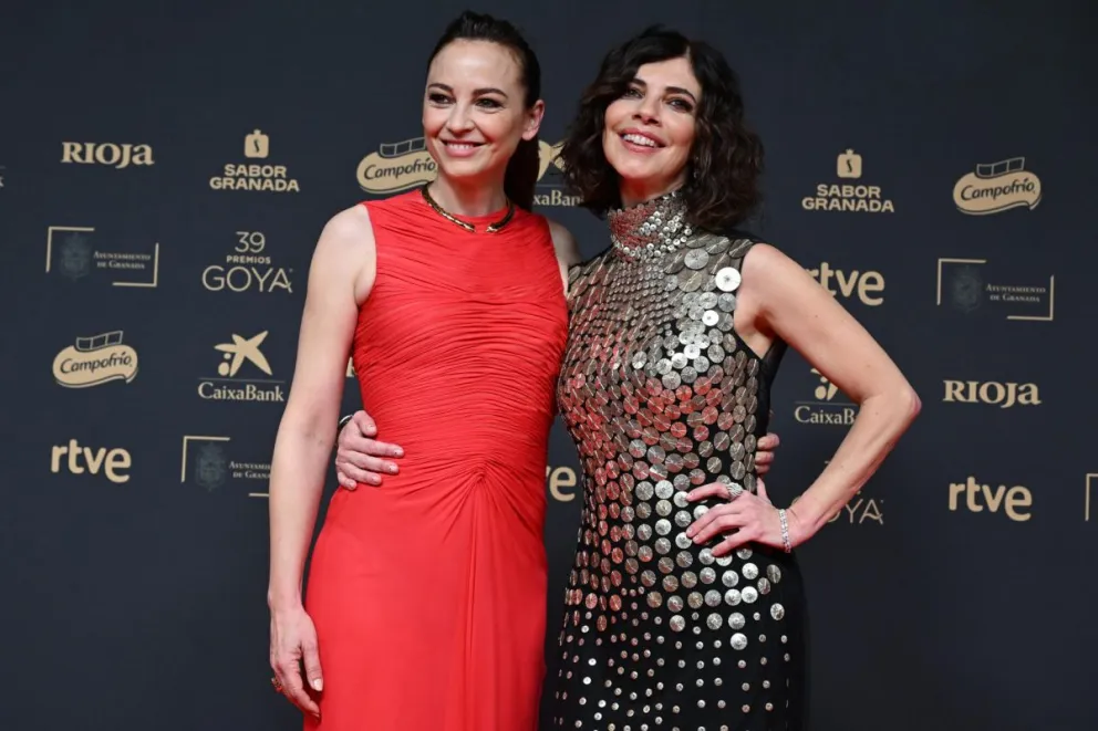 Las actrices Maribel Verdú (d) y Leonor Watling, presentadoras de la gala, en el Palacio de Congresos y Exposiciones de Granada. Foto: EFE