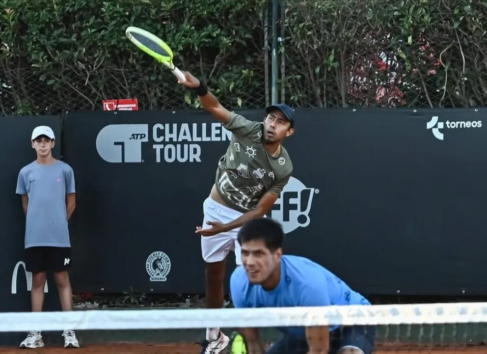 Arias (atrás) y Zeballos durante su partido en Argentina. Foto: Rosario Challenger.