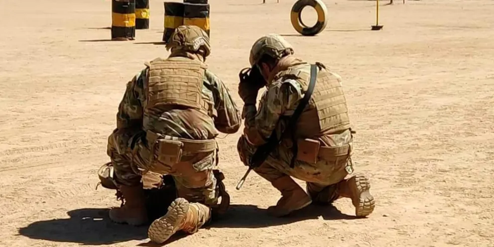 Dos militares del CEO.  Foto: Ministerio de Defensa (referencial)