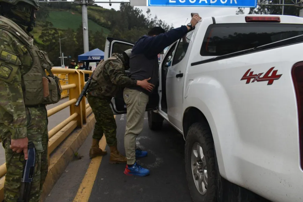 Un militar ecuatoriano requisa a una persona este sábado, en el Puente Internacional de Rumichaca (Ecuador). Foto: EFE