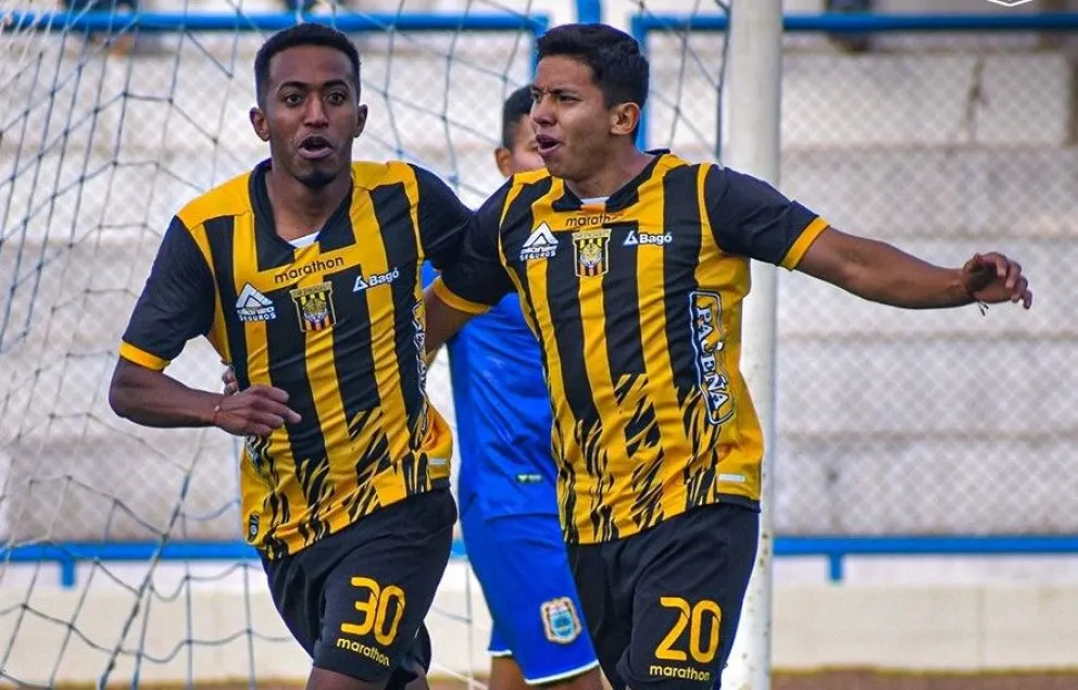 Jaime Arrascaita (izq.) y John García festejan el tercer gol del Tigre. Foto: club The Strongest