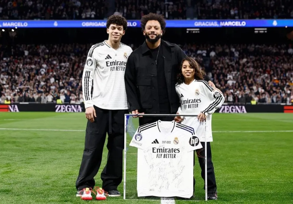 Marcelo junto a sus hijos Enzo y Liam en el Santiago Bernabéu. Foto: club Real Madrid
