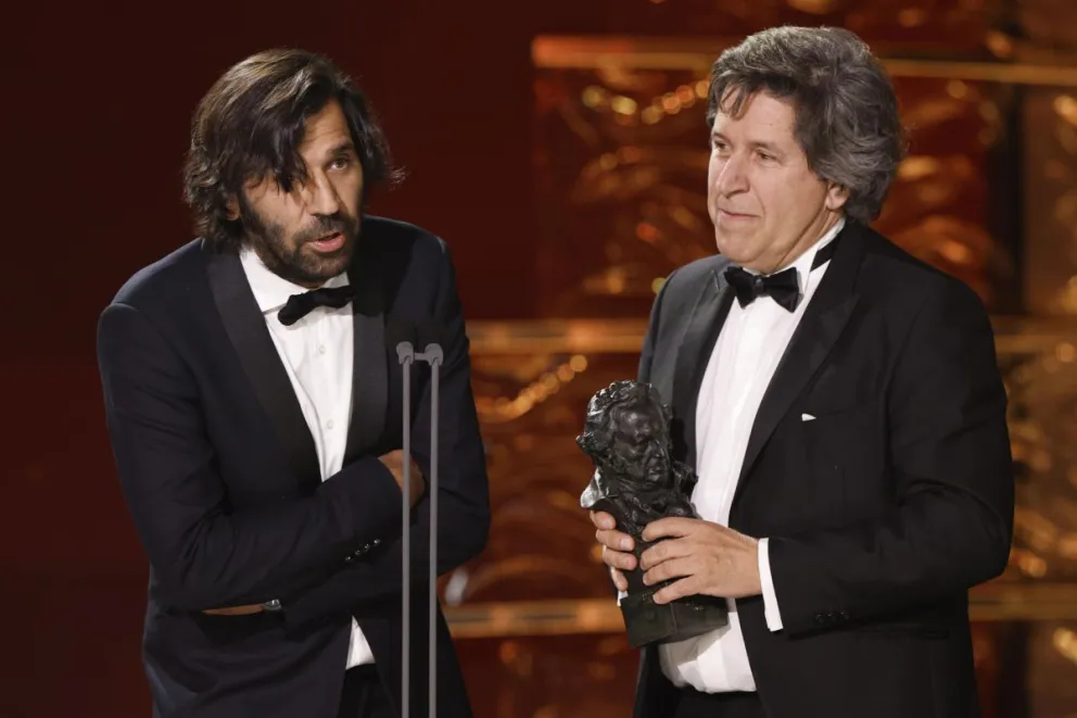 La entrega del galardón. Foto: EFE