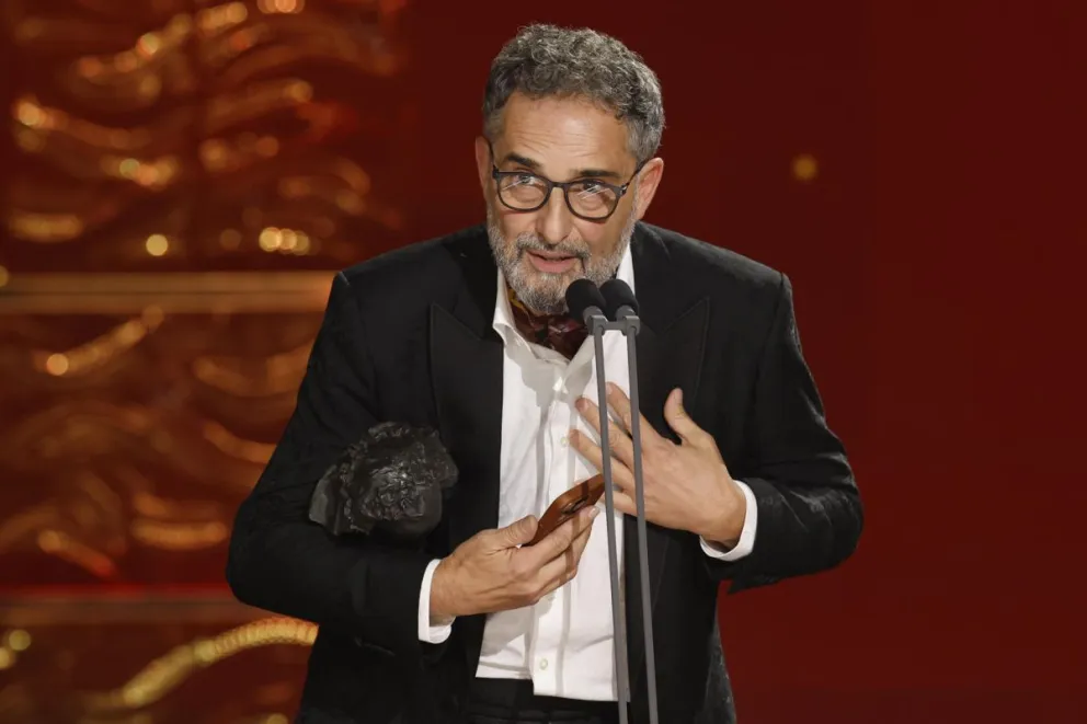 El cantante Jorge Drexler recoge en nombre del director brasileño Walter Salles el Goya. Foto: EFE