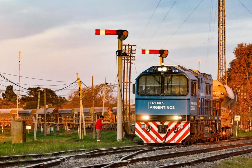 Un tren de la empresa estatal de ferrocarriles Trenes Argentinos Cargas, conocida como Belgrano Cargas y Logística. Foto: EFE