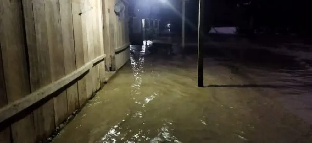 Imagen de esta madrugada, cuando el agua empezó a invadir la población paceña. Foto: GAMLP