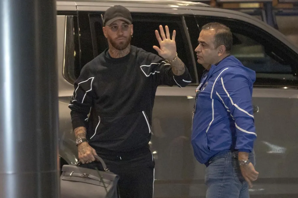 El futbolista español Sergio Ramos saluda a su llegada a Monterrey. Foto: EFE