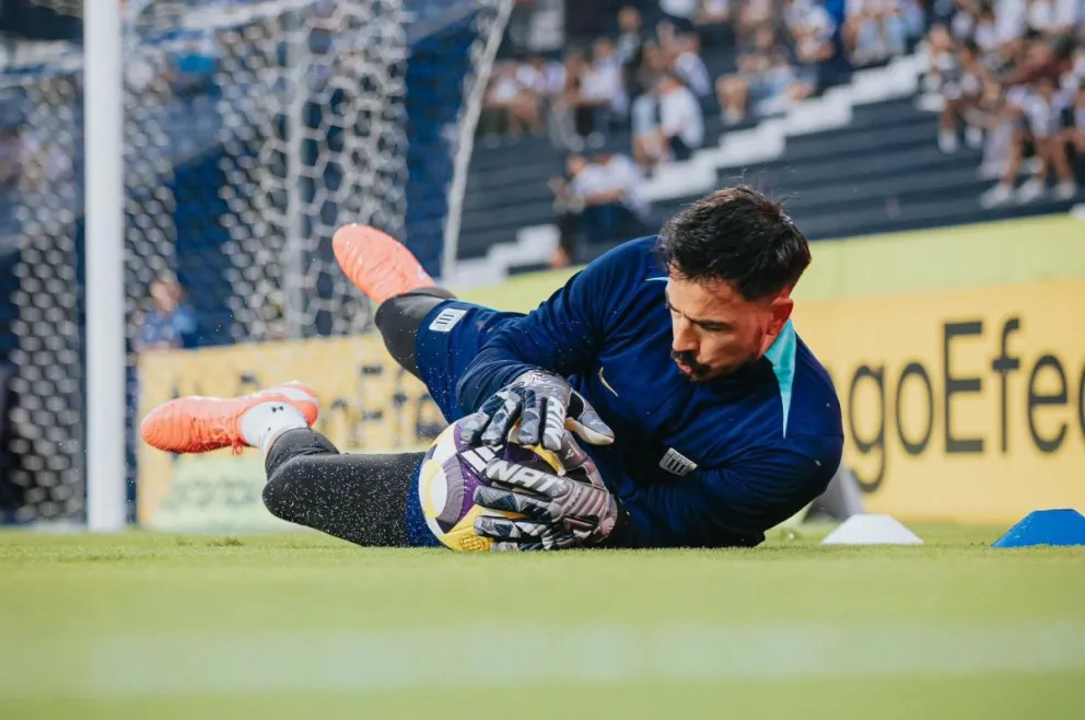 El arquero boliviano Guillermo Viscarra durante la entrada en calor previo al partido entre Alianza Lima y Cusco FC. Foto: club Alianza Lima