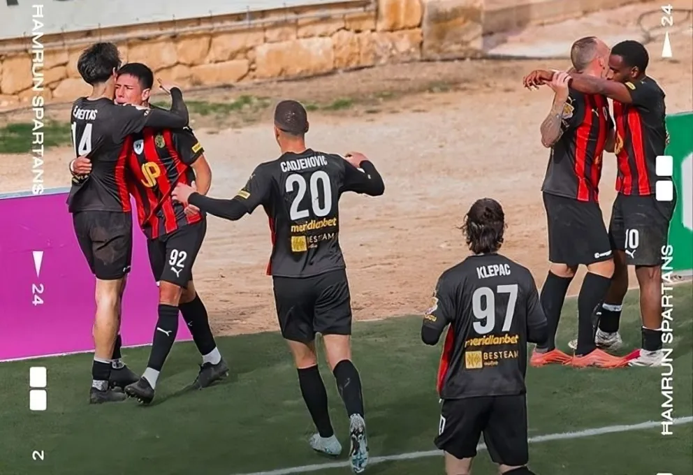 El boliviano César Menacho —número 92— es felicitado por sus compañeros después de anotar el tanto del triunfo del Hamrun. Foto: club Hamrun Spartans FC