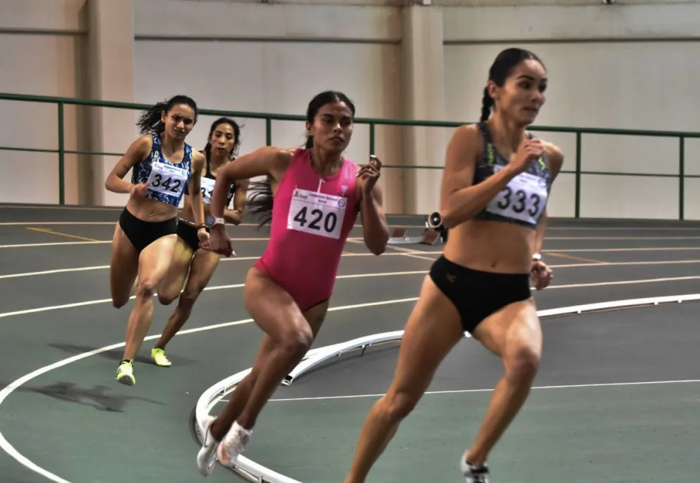Varias atletas en una prueba de largo aliento. Foto: APG.