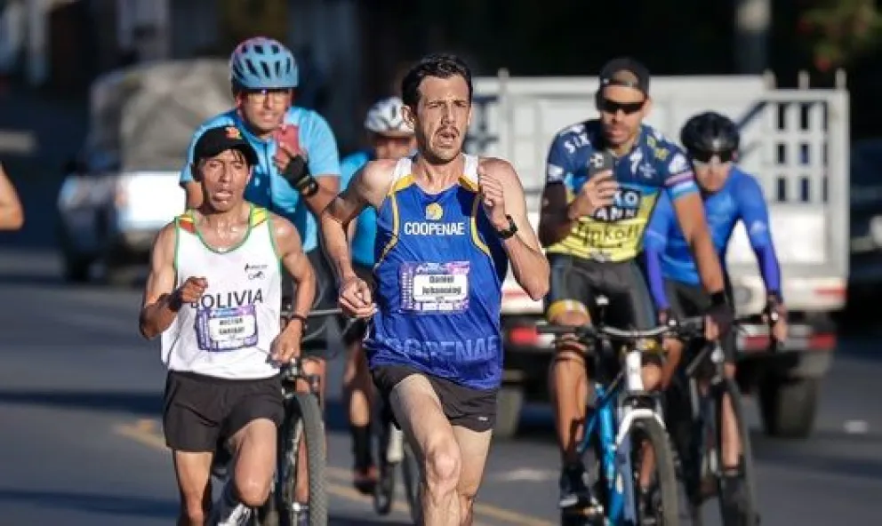 Garibay (de blanco) en plena carrera de Costa Rica. Foto: A Buen Paso.