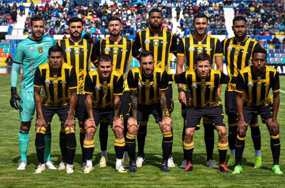 El equipo de The Strongest que inició el partido el sábado en Juliaca. Foto: club The Strongest