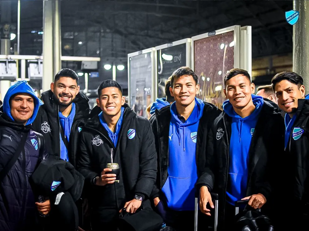 Los jugadores del club celeste previo a su viaje a Londres. Foto: Club Bolívar.