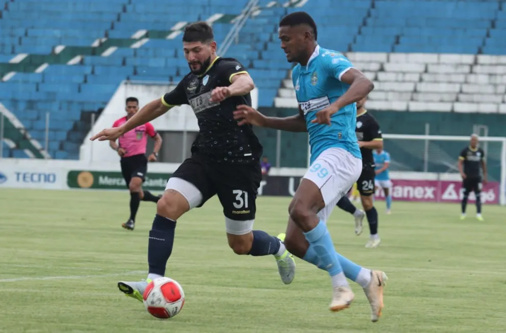 Una incidencia del partido que jugaron San Antonio y Aurora por el Clausura 2024. Volverán a jugar por el torneo de verano. Foto: APG