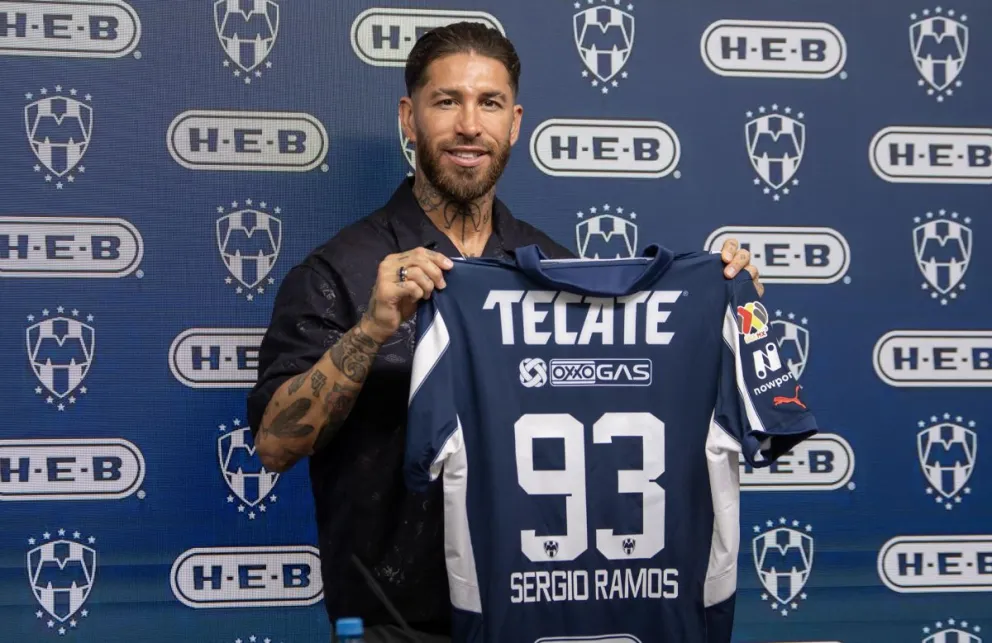 El jugador español Sergio Ramos posa con la camiseta número 93 de Monterrey. Foto: EFE