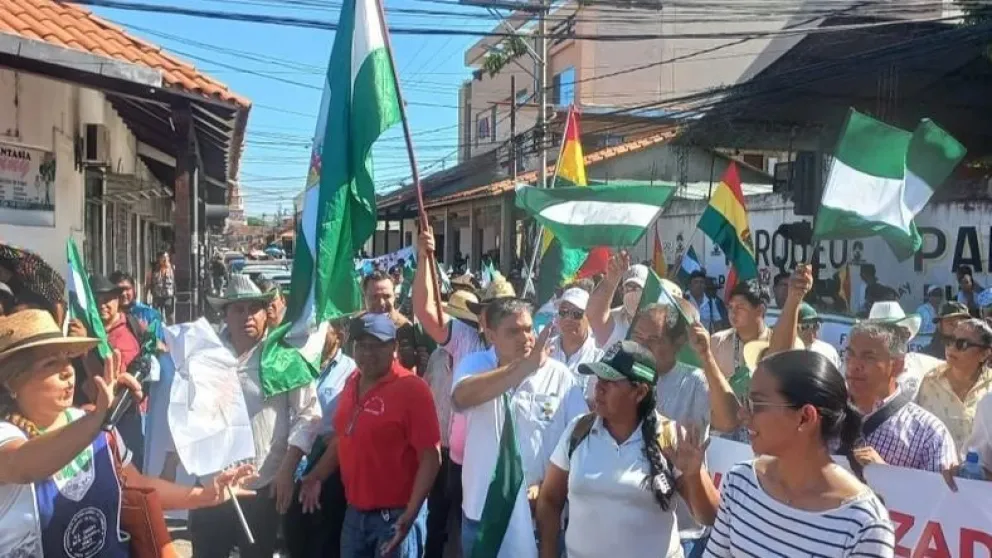 La marcha este lunes en las calles del centro de Santa Cruz. Foto: Red Uno