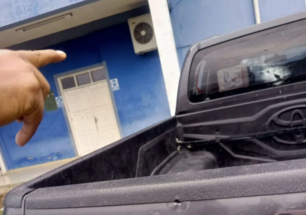 Muestran los supuestos impactos de bala en uno de los vehículos. Foto: RKC 