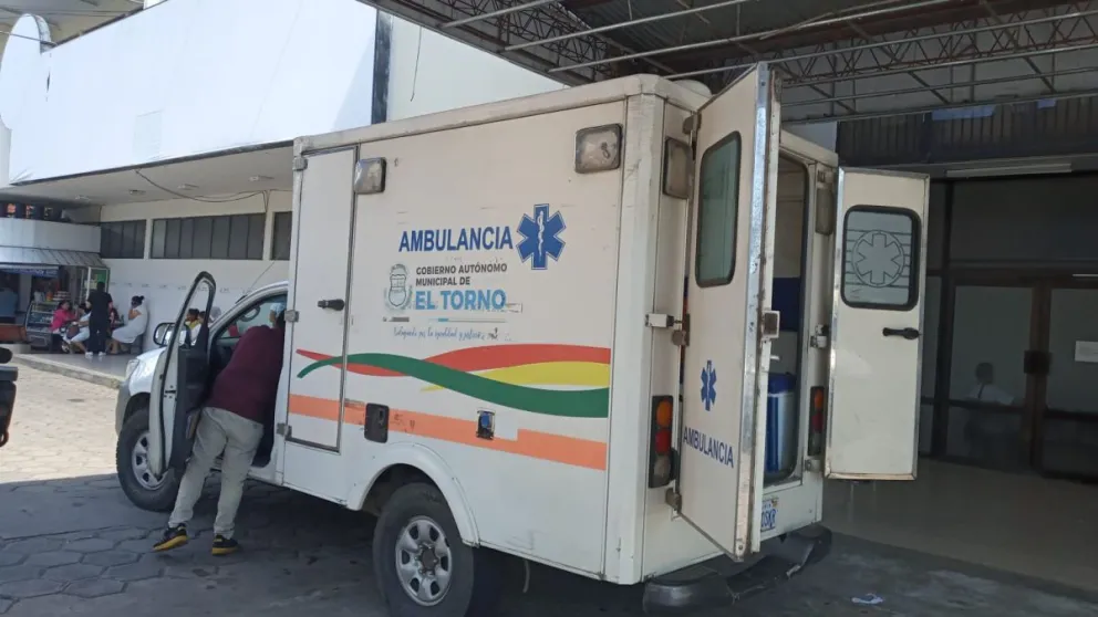La ambulancia que trasladó a la madre de las niñas. Foto: Infobo Bolivia