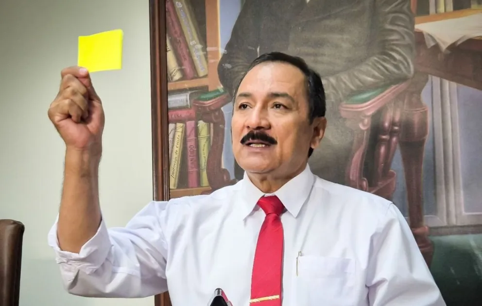 Vicente Cuéllar mostró su tarjeta amarilla este lunes. Foto: Dtv