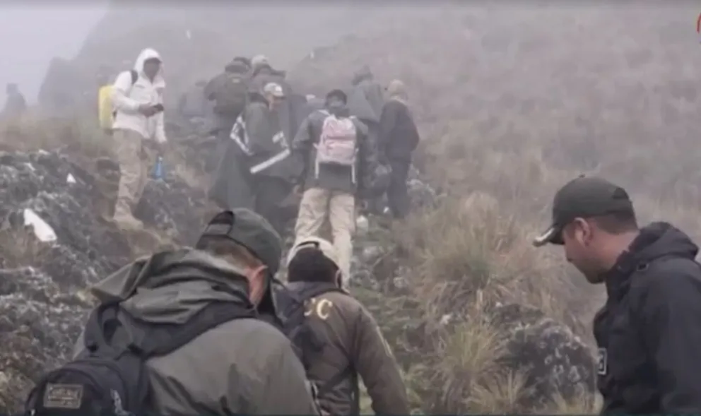 Personal de rescate cerca del lugar del embarrancamiento. Foto: Captura de video 