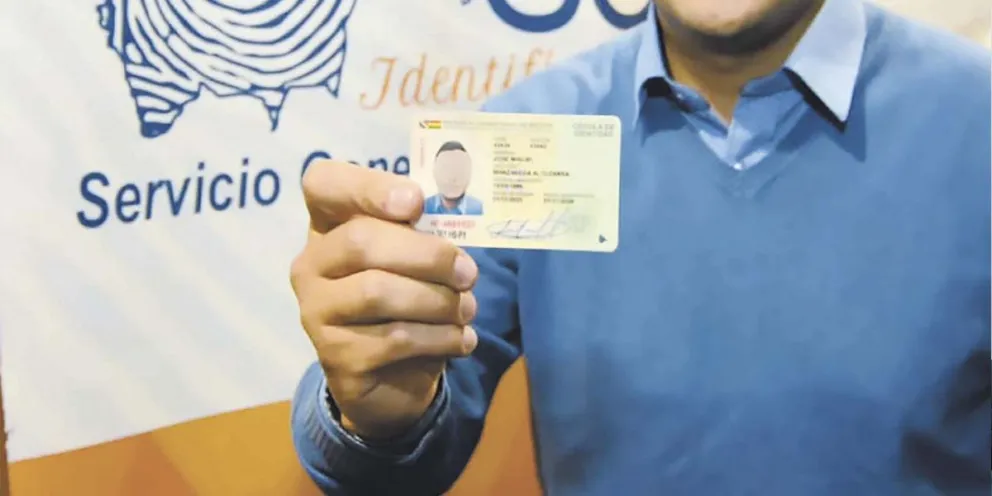 Un hombre muestra una cédula de identidad. Foto. Ahora el Pueblo