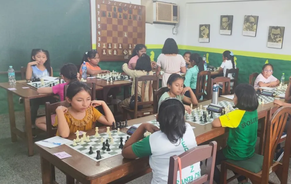 Algunas pensadoras en plena competencia en tierras cruceñas. Foto: Federación Boliviana de Ajedrez.