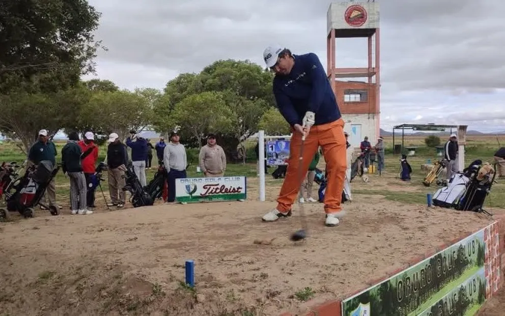 Un golfista golpea la pelota en el torneo orureño. Foto: Federación Boliviana de Golf.