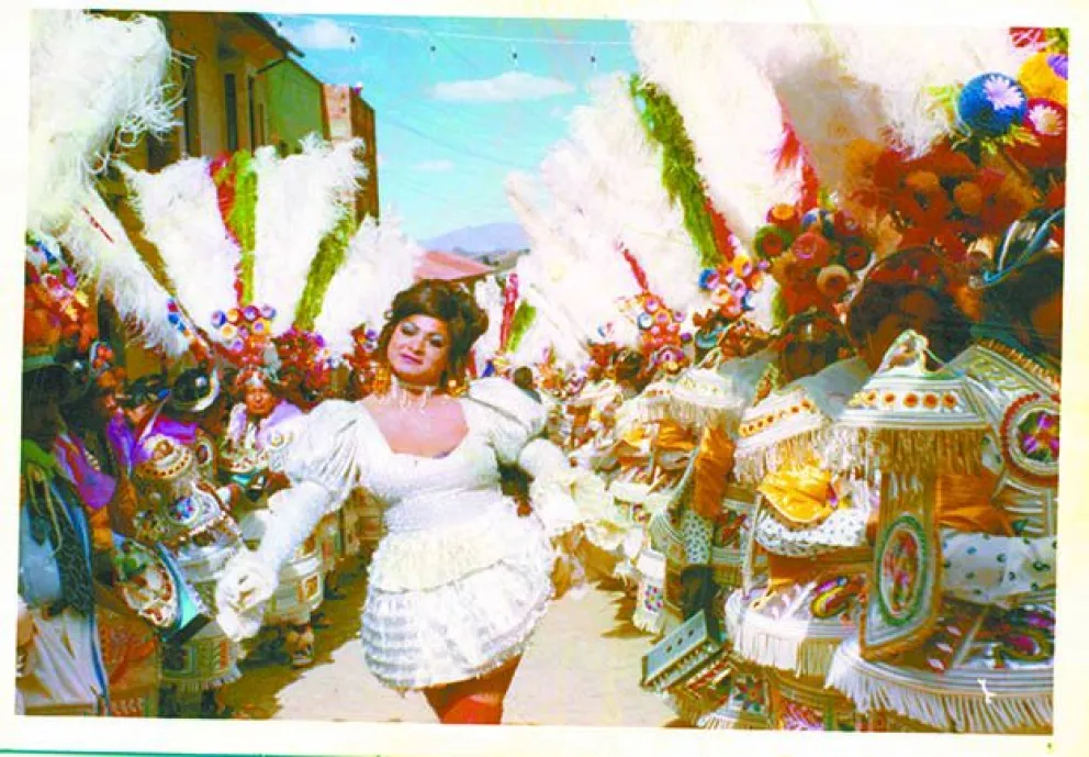 La fraternidad Morenada Los Maquineros rodea a la china morena Juana Carrasco, en la entrada de 1973. FOTO: David Aruquipa