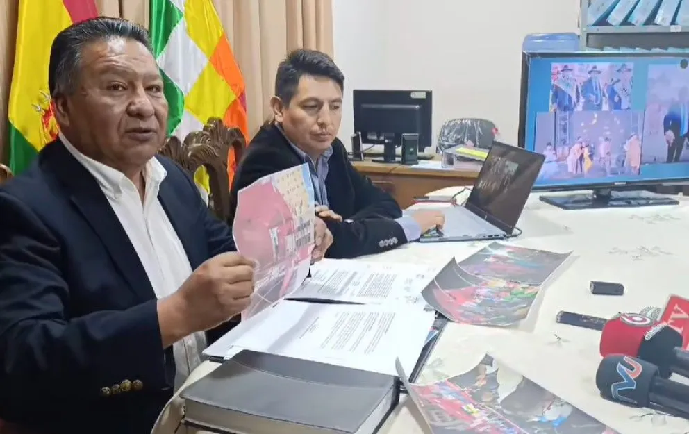 Luis Aruquipa, presidente de las Iglesias Evangélicas Unidas, e Israel Alanoca, asambleísta de La Paz, brindan conferencia de prensa. Foto: captura