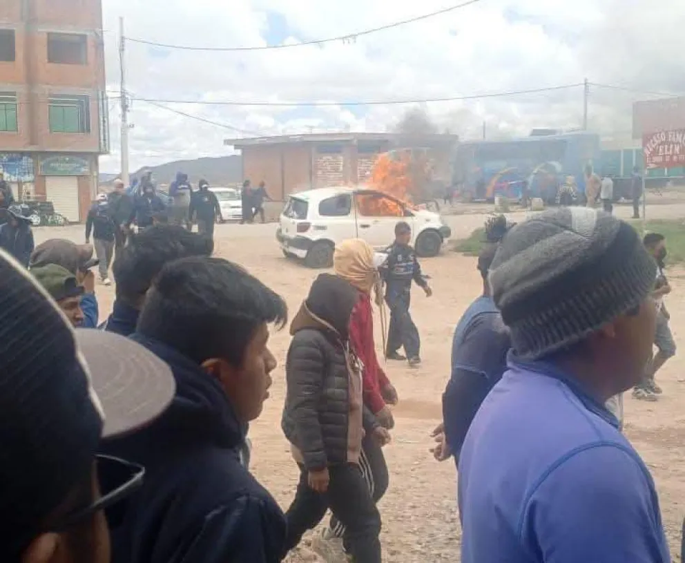 Los contrabandistas interceptaron la camioneta en la que se encontraban dos uniformados de las FFAA. Foto: Radio San Gabriel