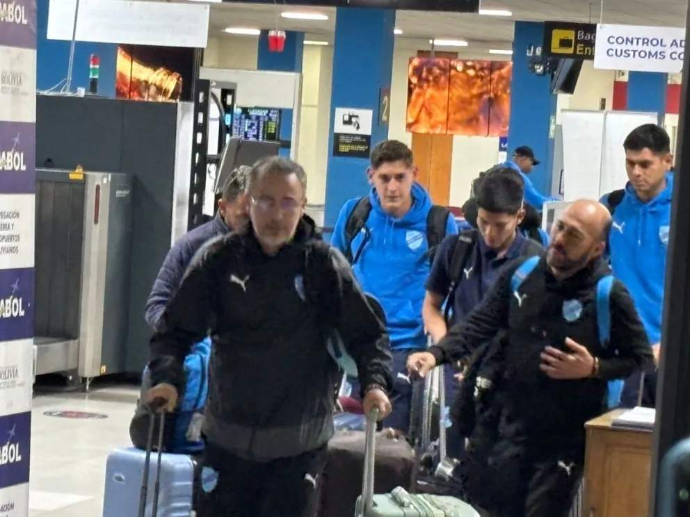 El momento de la llegada a La Paz de Robatto y el plantel celeste. Foto: Sports 360.