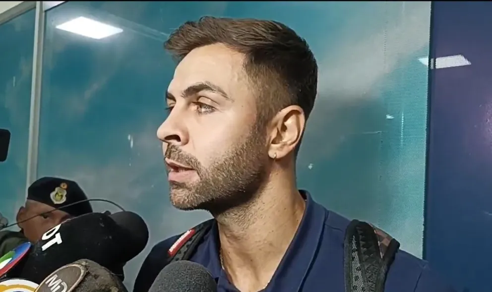 Lanzillota habla en el aeropuerto de El Alto tras su arribo desde Inglaterra. Foto: Captura de pantalla.