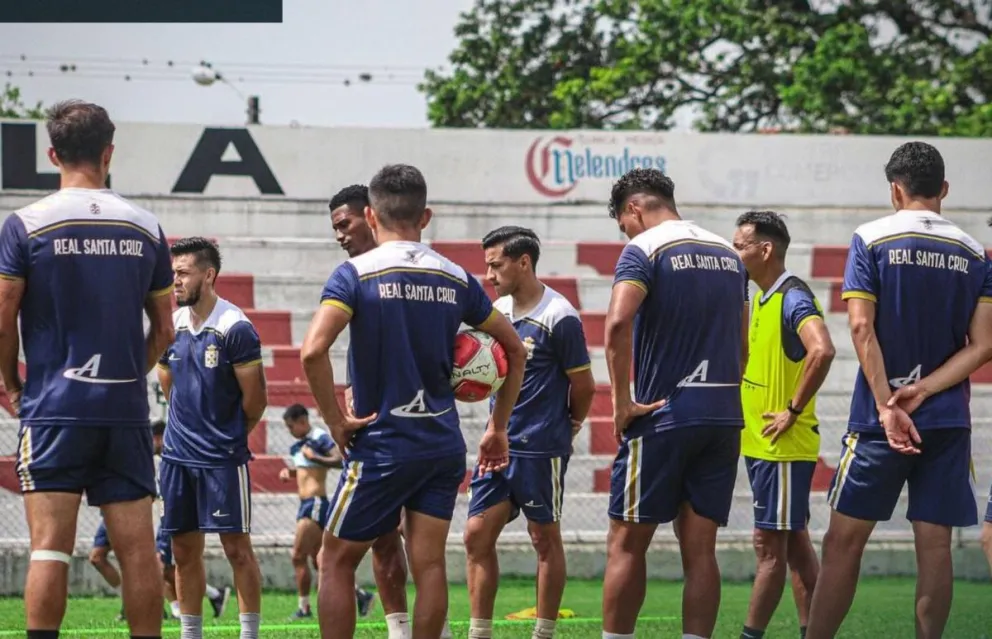 Jugadores de Real Santa Cruz en un entrenamiento pasado. Foto: Futbolcanal