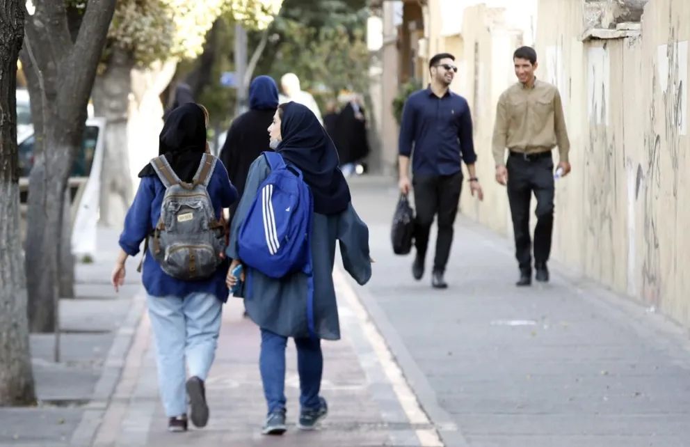 Mujeres con pañuelo en las calles de Teherán en octubre de 2022. Foto: EFE