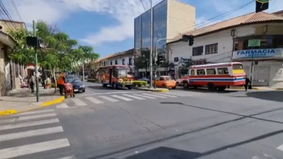 Vehículos de transporte público en una avenida de Cochabamba. Foto: Captura de video