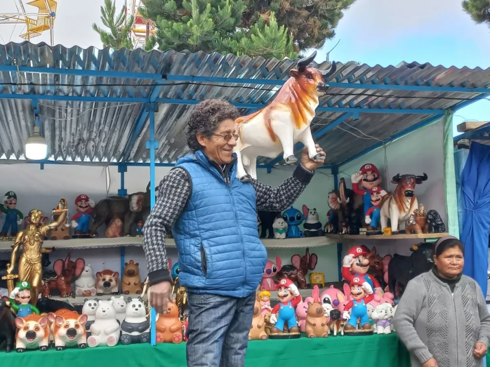 Un artesano oferta su producto en un remate. Foto: Prensa GAMEA