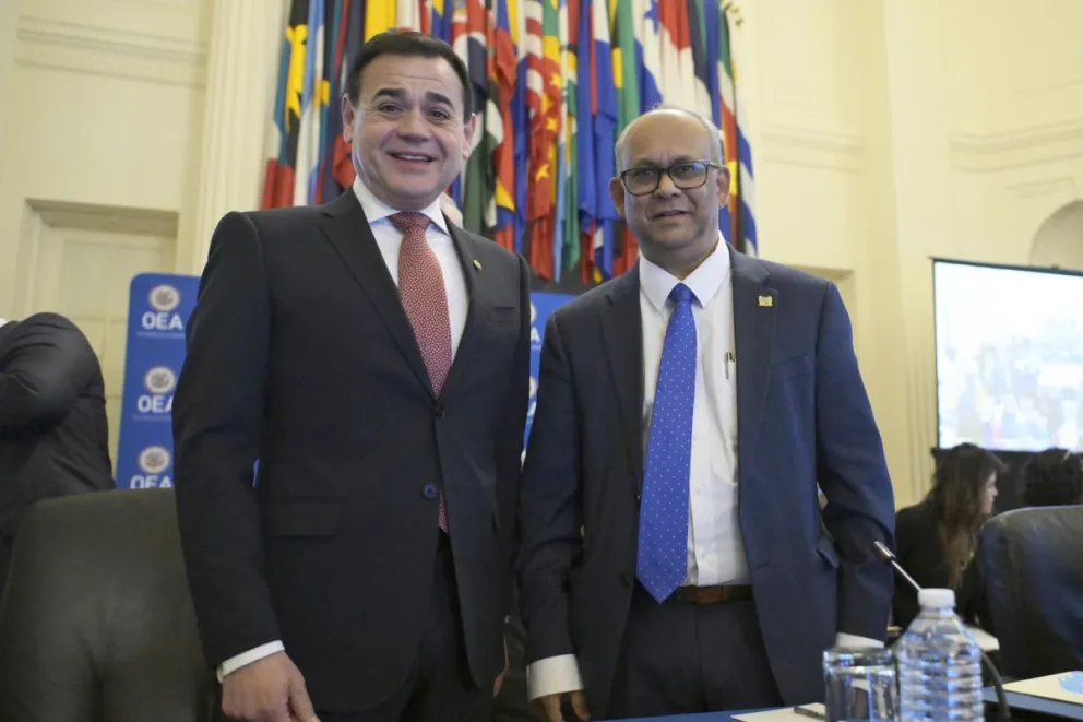Los candidatos a secretario general de la Organización de los Estados Americanos (OEA), el ministro de Relaciones Exteriores de Paraguay, Rubén Ramírez Lezcano (i) y el ministro de Exteriores de Surinam, Albert Ramdin (d). Foto: EFE