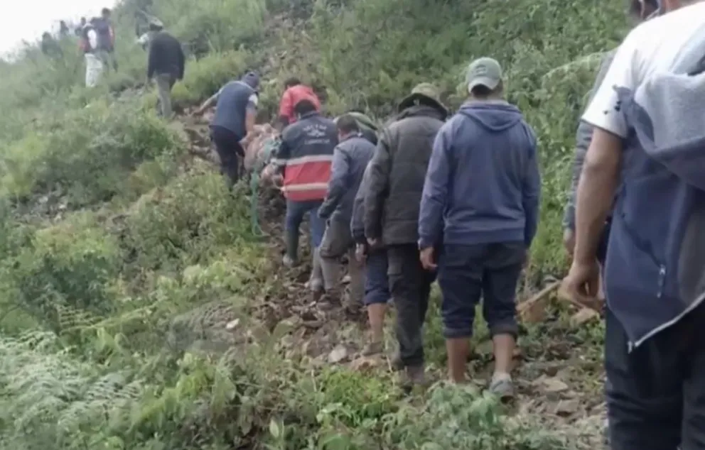 Pobladores del lugar avanzan a pie en uno de los tramos del derrumbe. Foto: Captura de video