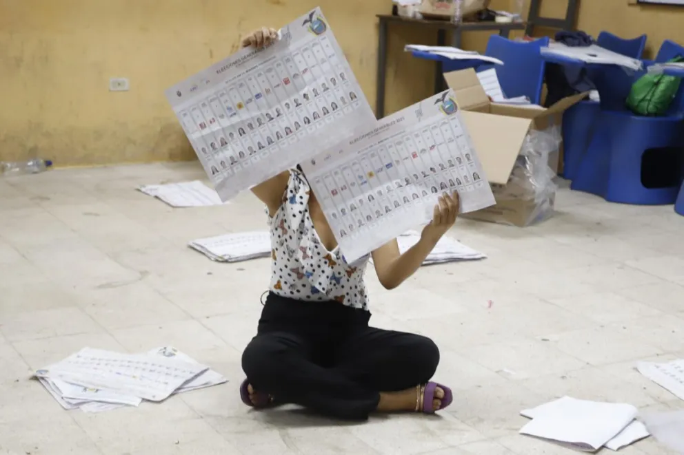 Fotografía del conteo de votos en Ecuador. Foto: EFE
