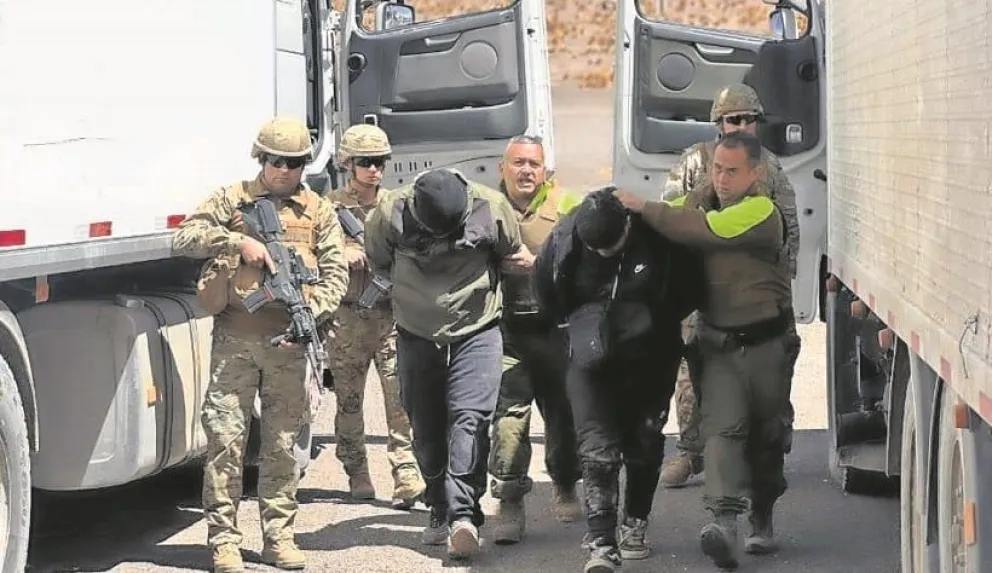 Efectivos chilenos trasladan a las personas encontradas con la carga de contrabando. Foto: Soychile